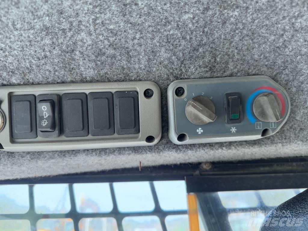 Bobcat T 300 لوادر انزلاقية التوجيه
