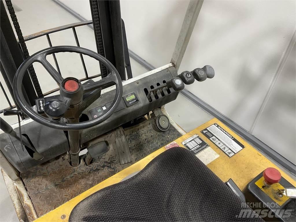 Komatsu FB20M-2E شاحنات ذات رافعات شوكية تعمل بالكهرباء