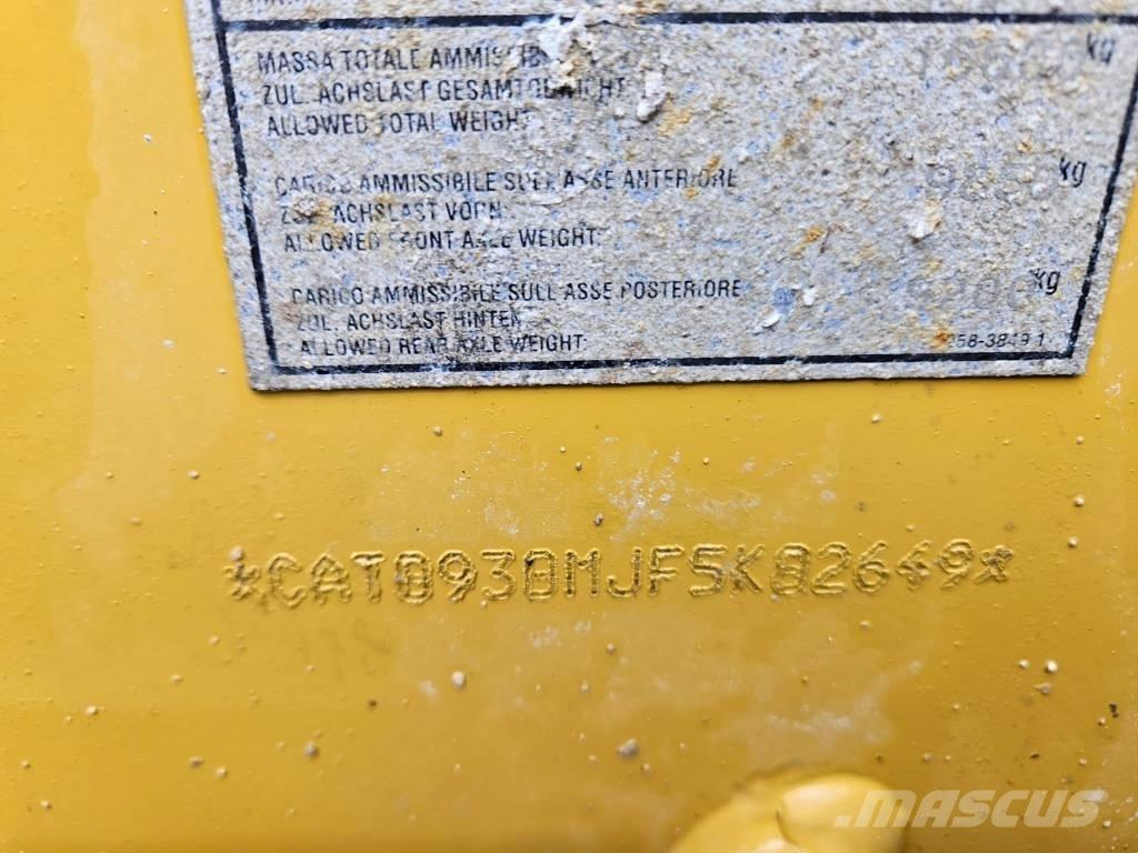 CAT 930 M لوادر بعجل