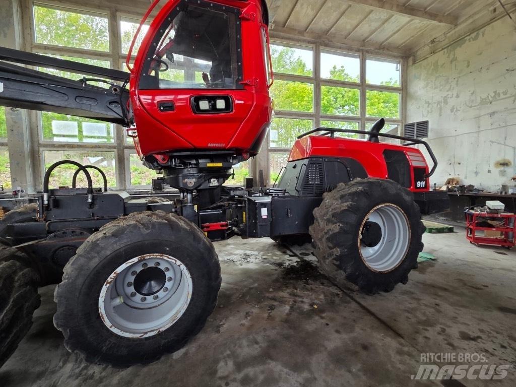 Komatsu 911 حصادات