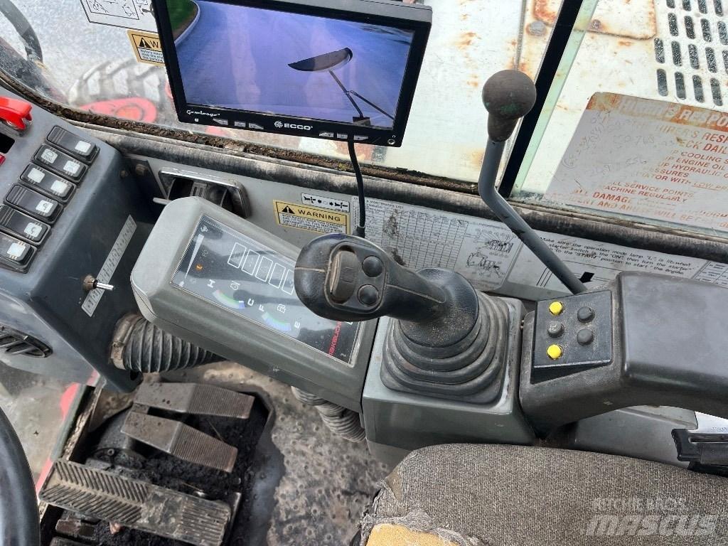 Takeuchi TB 175 W حفارات بعجل