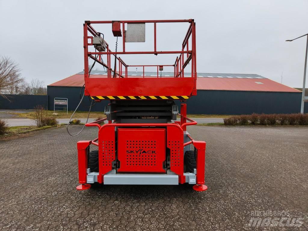 SkyJack SJ 9250 RT رافعات مقصية الشكل