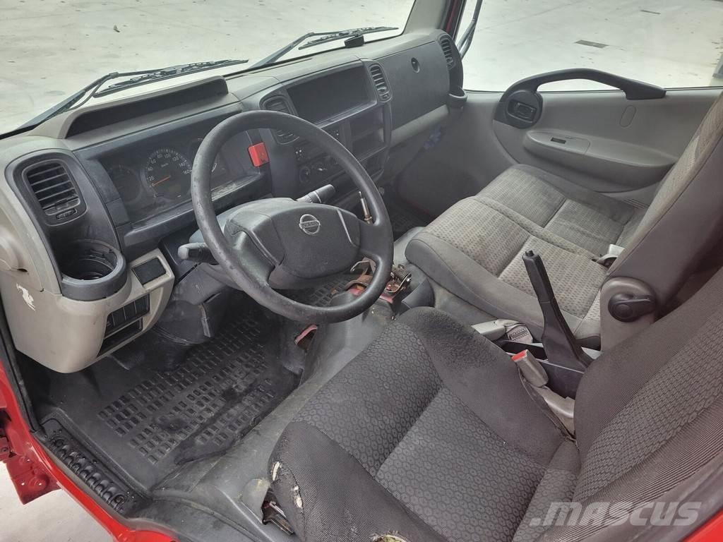 Nissan Cabstar كابينة والداخلية