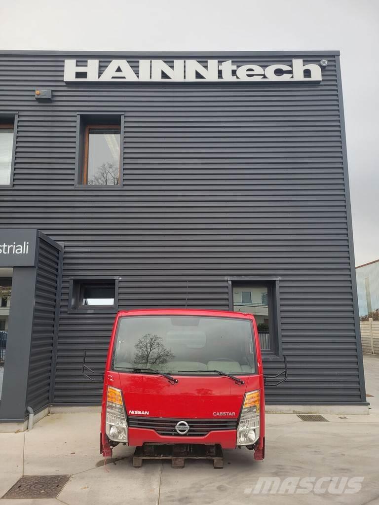 Nissan Cabstar كابينة والداخلية
