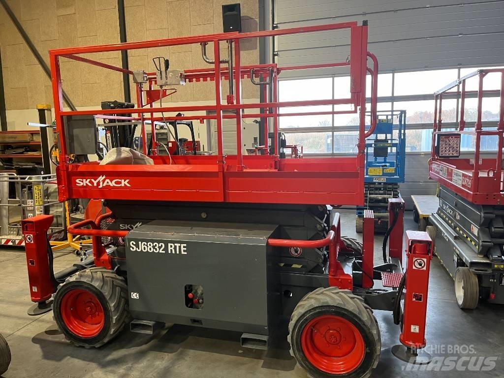 SkyJack SJ 6832 RTE رافعات مقصية الشكل
