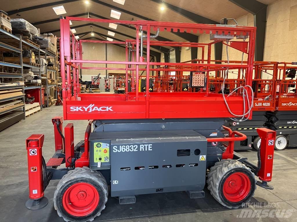 SkyJack SJ 6832 RTE رافعات مقصية الشكل