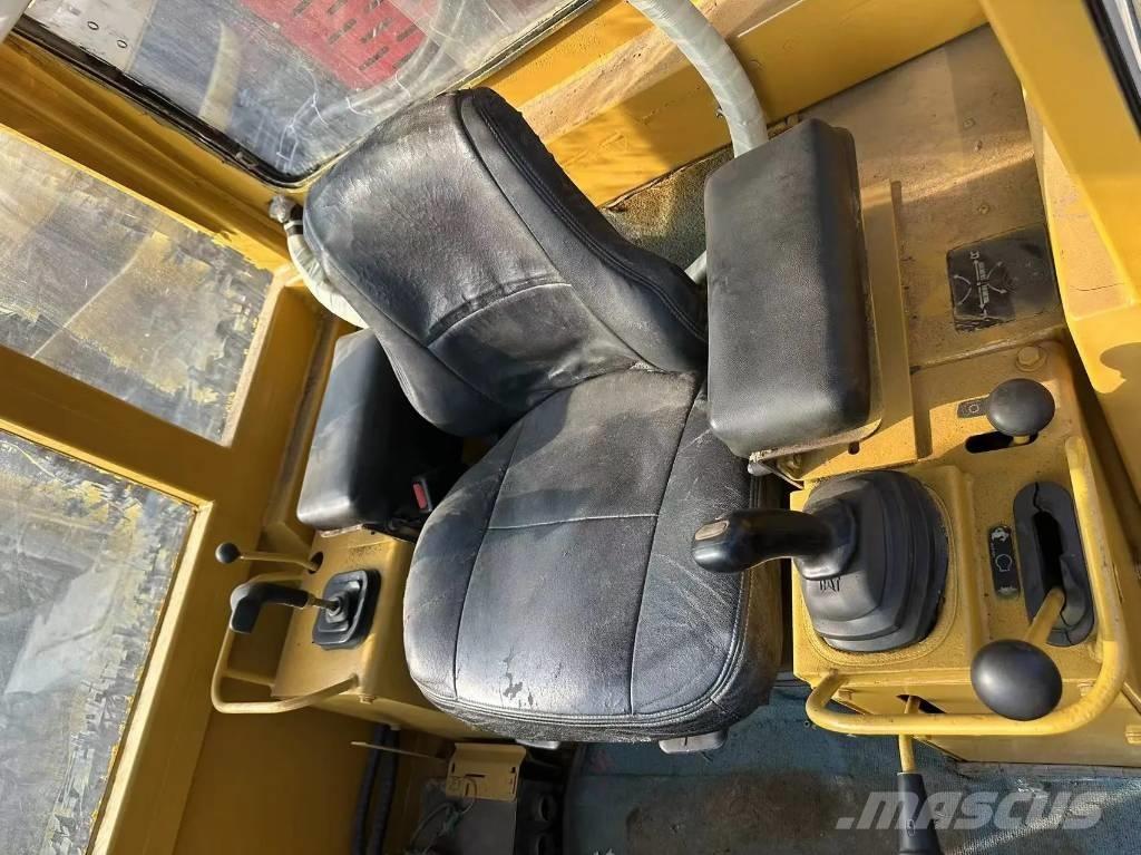 CAT D5C بلدوزرات مجنزرة