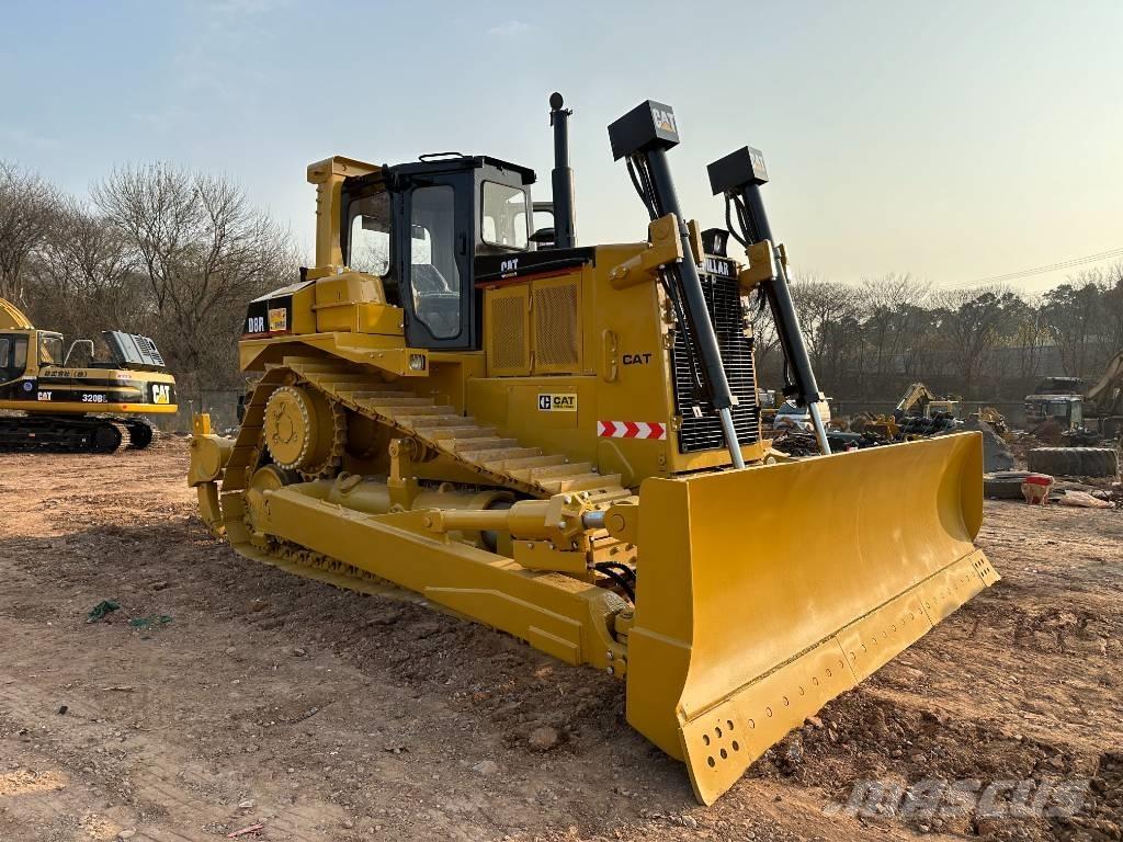 CAT D 8 R بلدوزرات مجنزرة