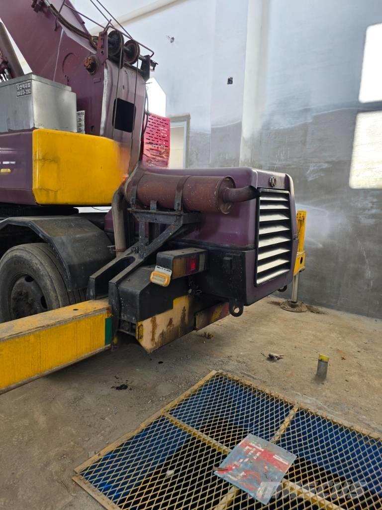 Kato MR 100 رافعات الطرق الوعرة