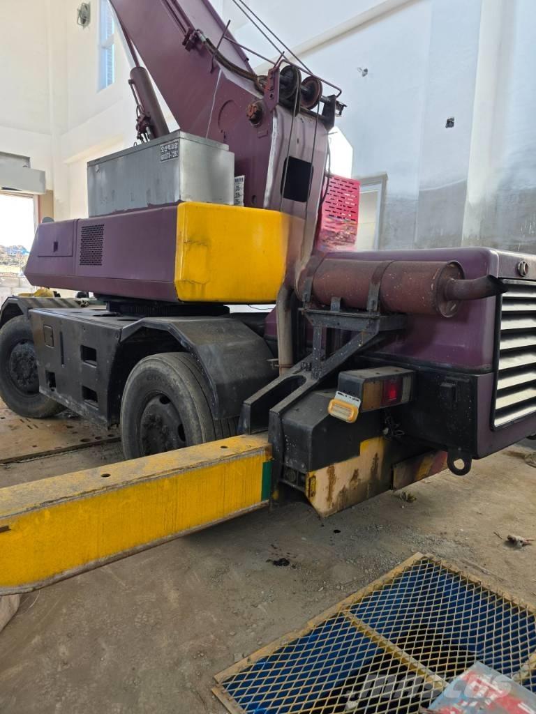 Kato MR 100 رافعات الطرق الوعرة