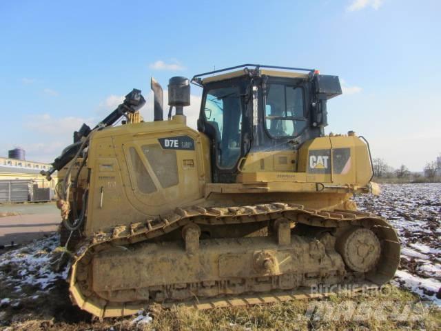 CAT D 7 E بلدوزرات مجنزرة