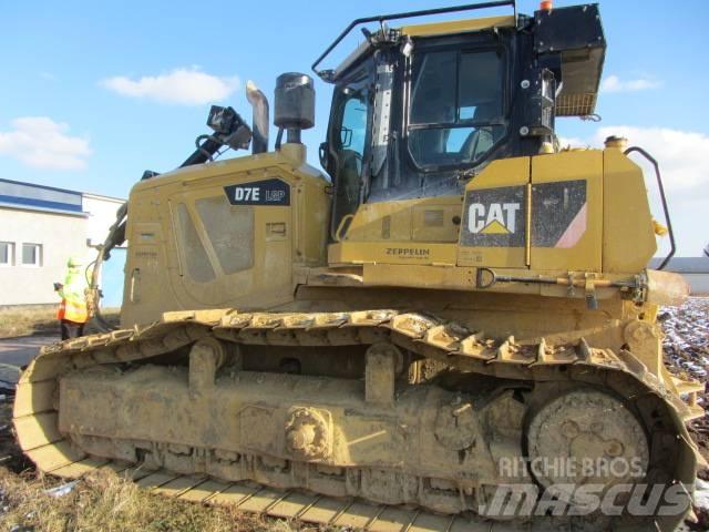 CAT D 7 E بلدوزرات مجنزرة