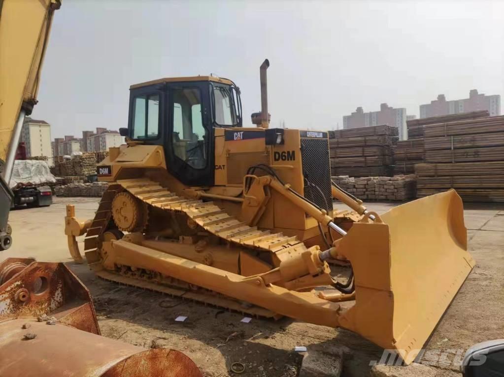 CAT D 6M بلدوزرات مجنزرة