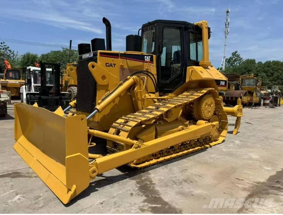 CAT D 6M بلدوزرات مجنزرة