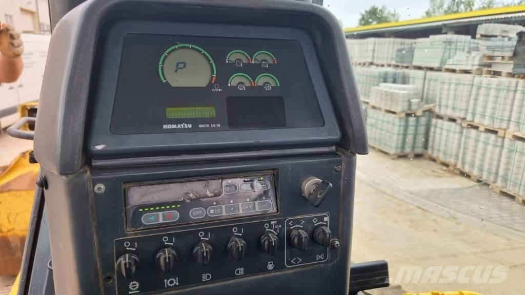 Komatsu D 61 EX-15 بلدوزرات مجنزرة