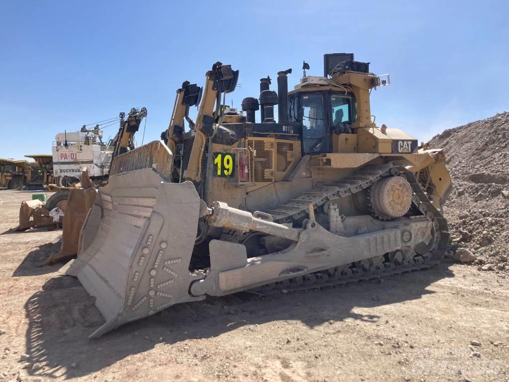 CAT D 11 T بلدوزرات مجنزرة
