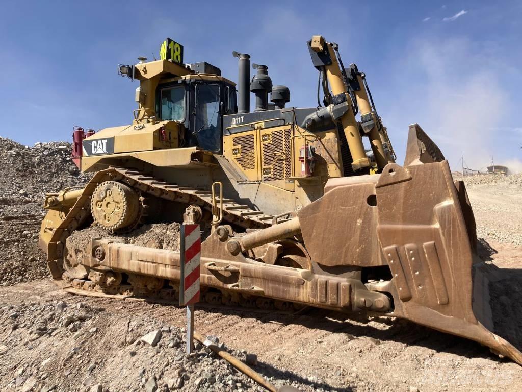 CAT D 11 T بلدوزرات مجنزرة