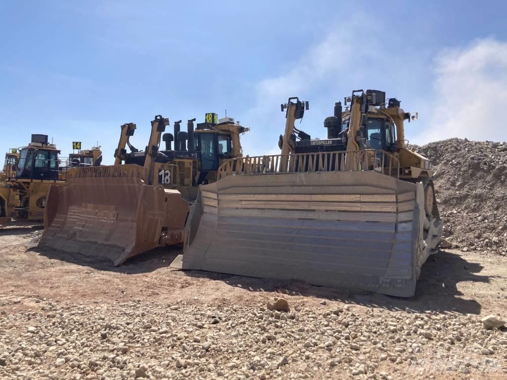 CAT D 11 T بلدوزرات مجنزرة
