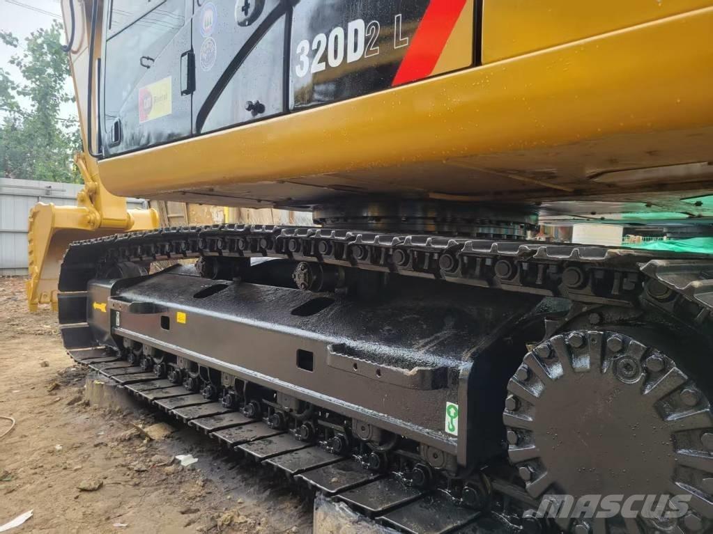 CAT 320 D L حفارات زحافة