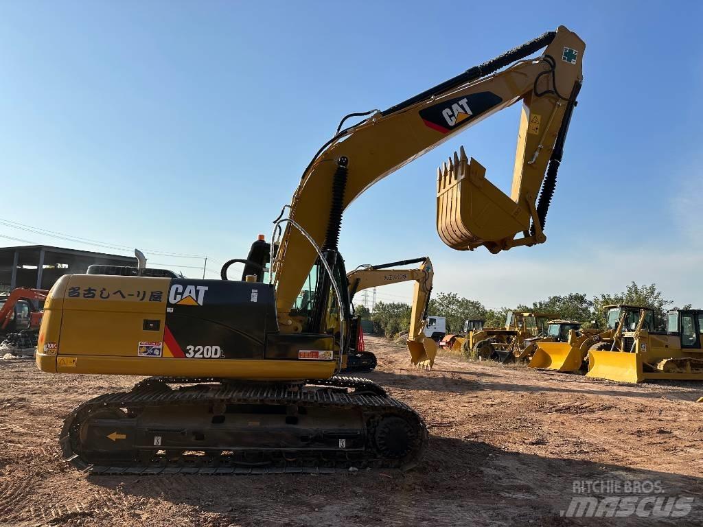 CAT 320 D L حفارات زحافة