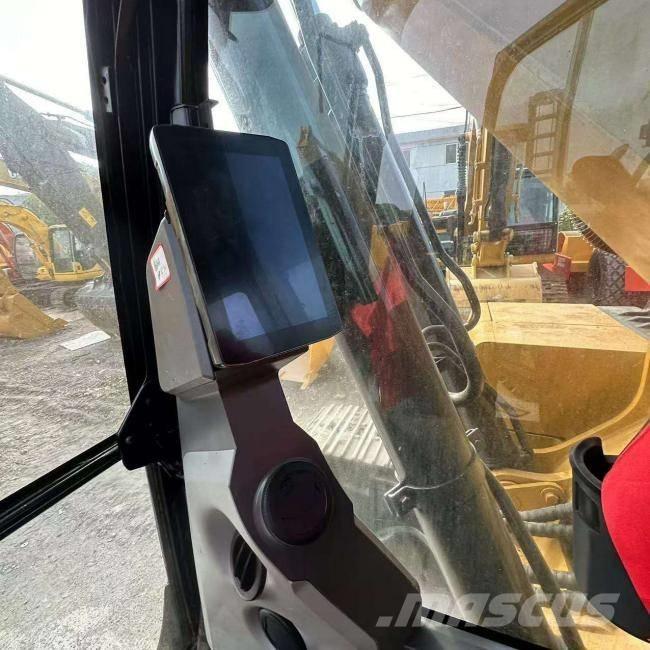 CAT 320 حفارات زحافة