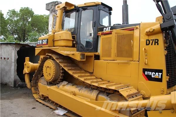 CAT D 7 R بلدوزرات مجنزرة