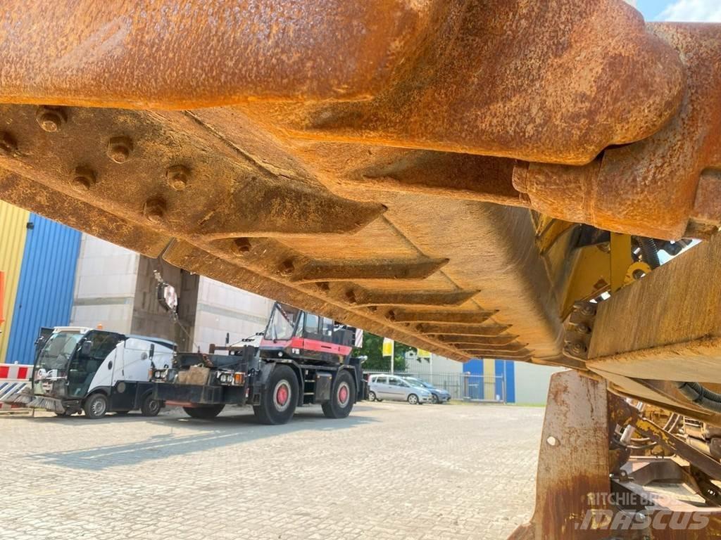 CAT D6T NVT بلدوزرات مجنزرة