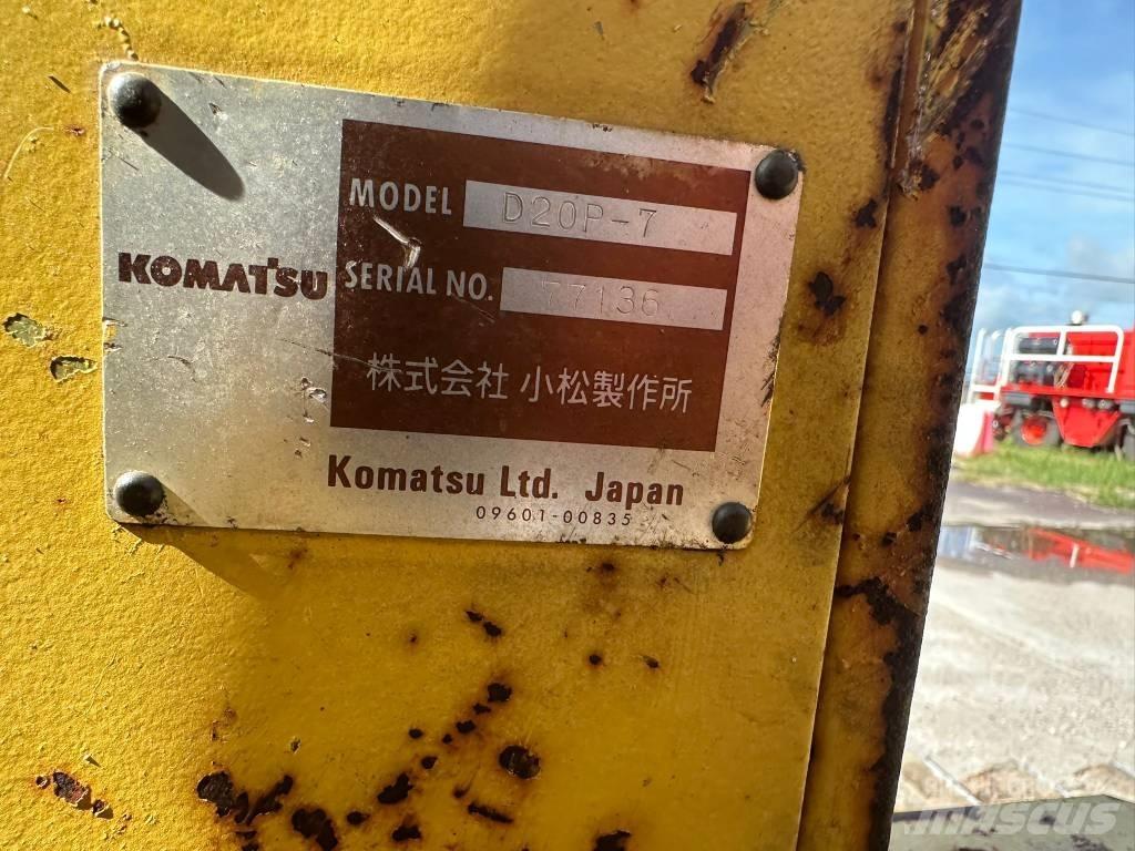 Komatsu D 20P-7 بلدوزرات مجنزرة