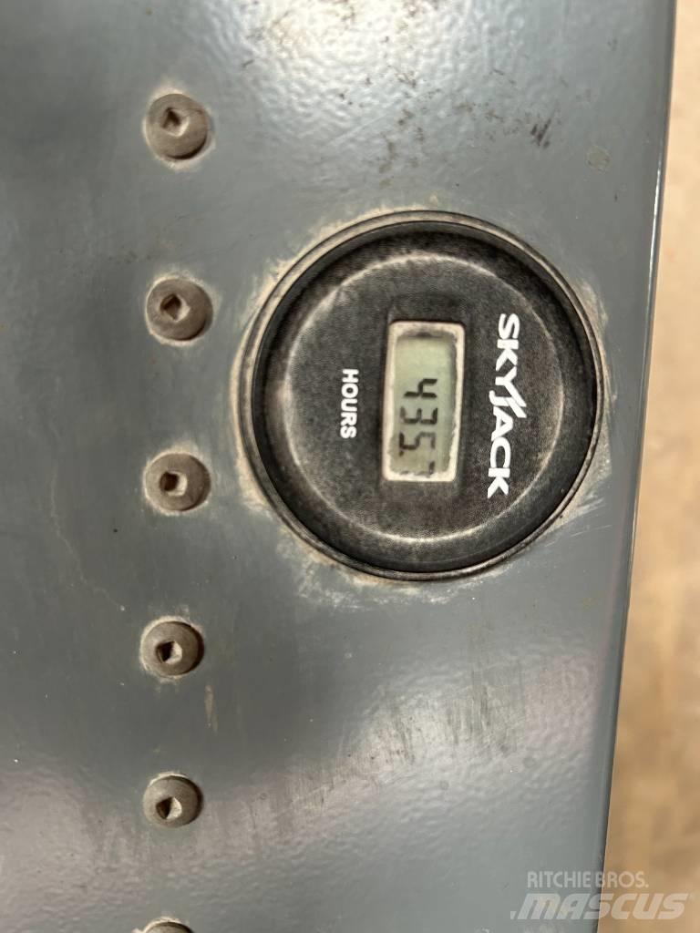 SkyJack SJ III 3219 رافعات مقصية الشكل
