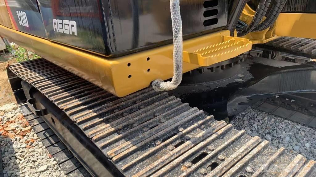 CAT 320 D حفارات زحافة