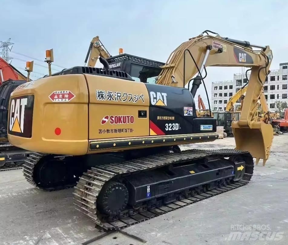 CAT 323 حفارات زحافة