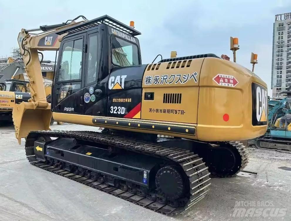 CAT 323 حفارات زحافة