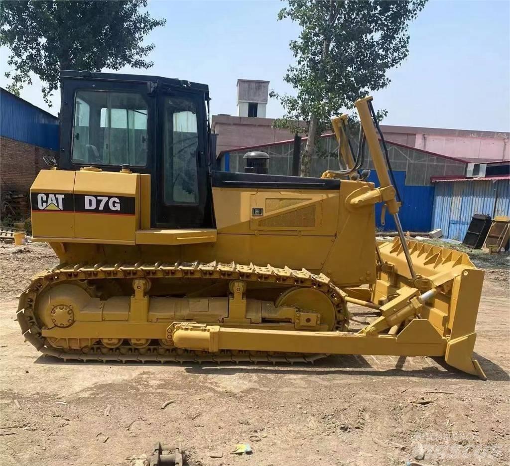 CAT D 7 G بلدوزرات مجنزرة
