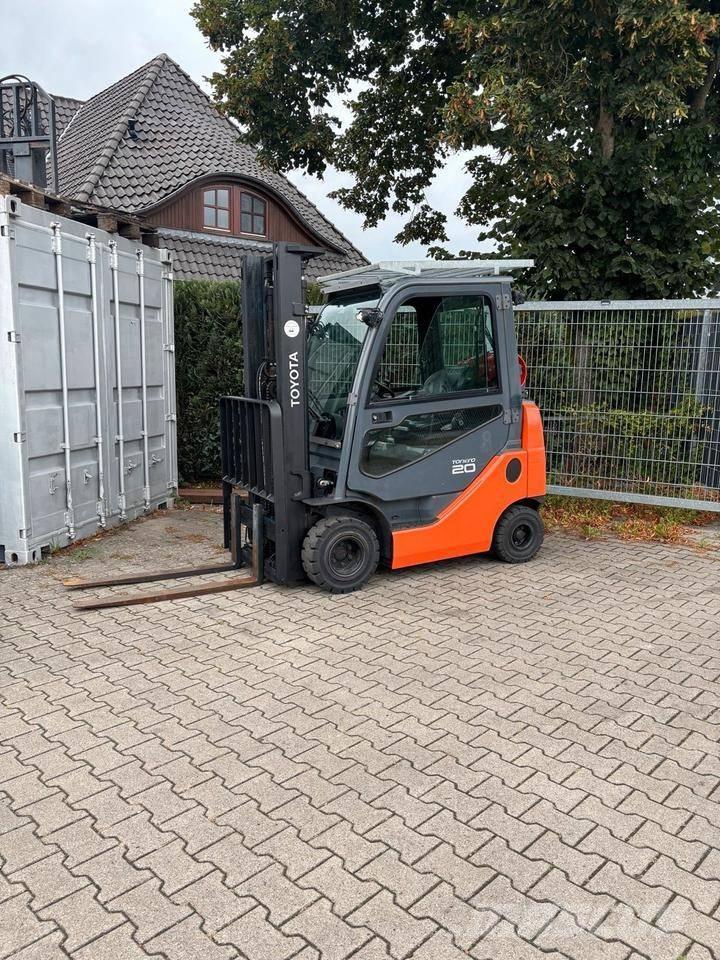 Toyota 8 FGKF 20 شاحنات LPG