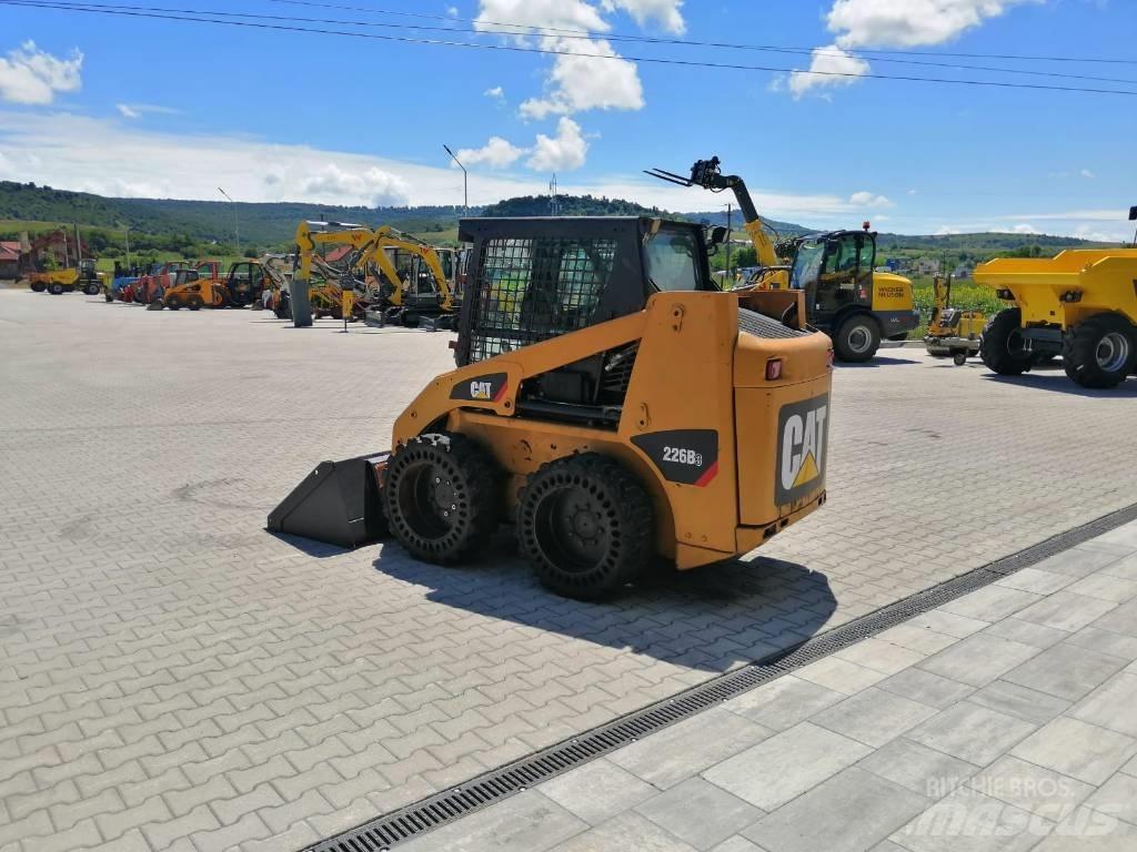 CAT 226 B 3 لوادر انزلاقية التوجيه