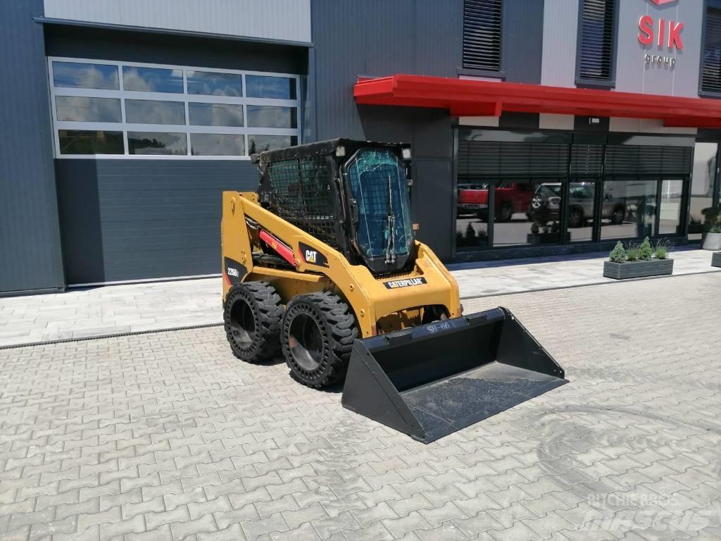 CAT 226 B 3 لوادر انزلاقية التوجيه