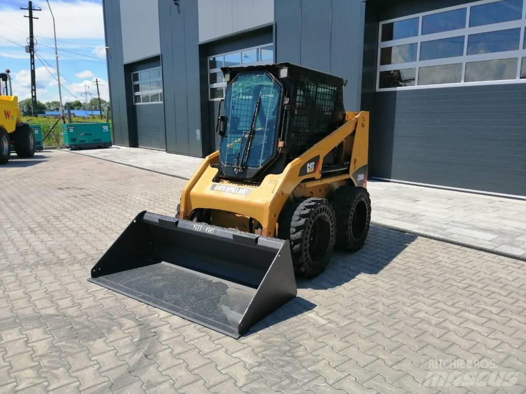 CAT 226 B 3 لوادر انزلاقية التوجيه