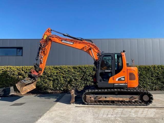 Hitachi ZX 135 US-6 حفارات زحافة