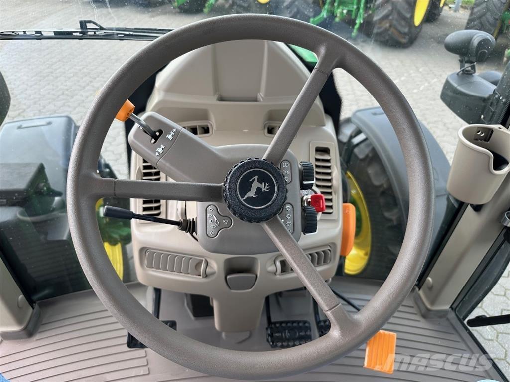 John Deere 6110 M الجرارات