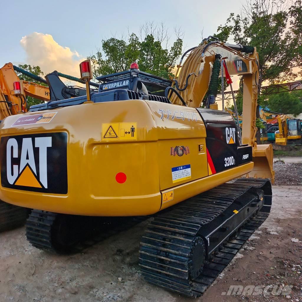 CAT 320 D2 حفارات زحافة