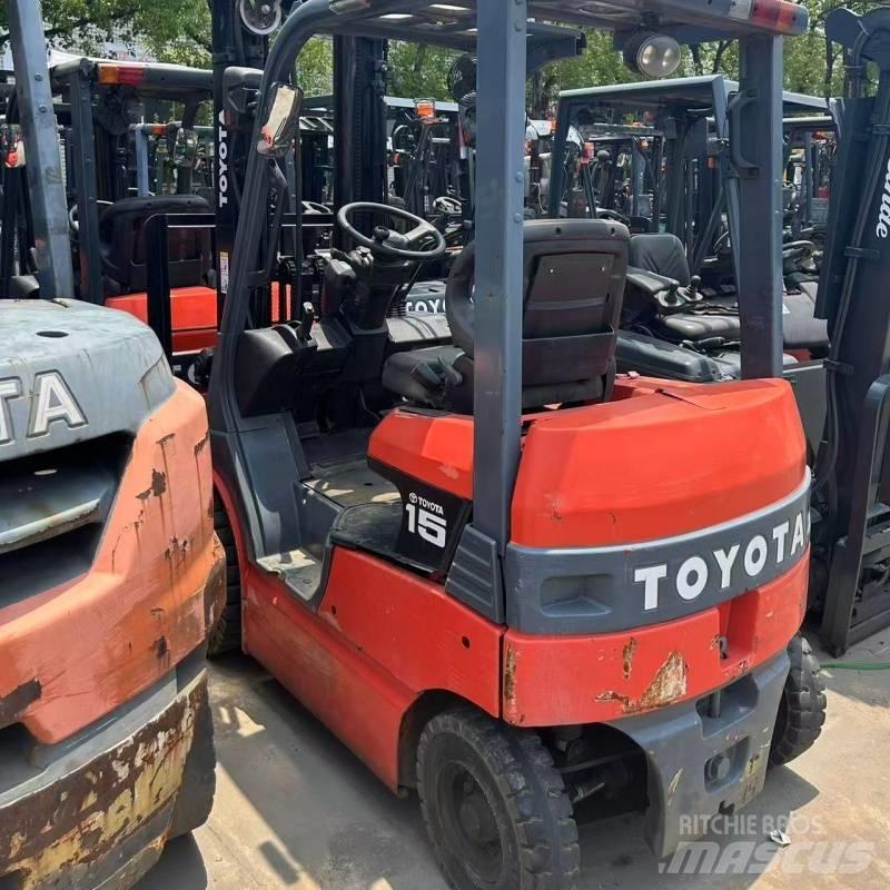 Toyota 15 شاحنات ذات رافعات شوكية تعمل بالكهرباء