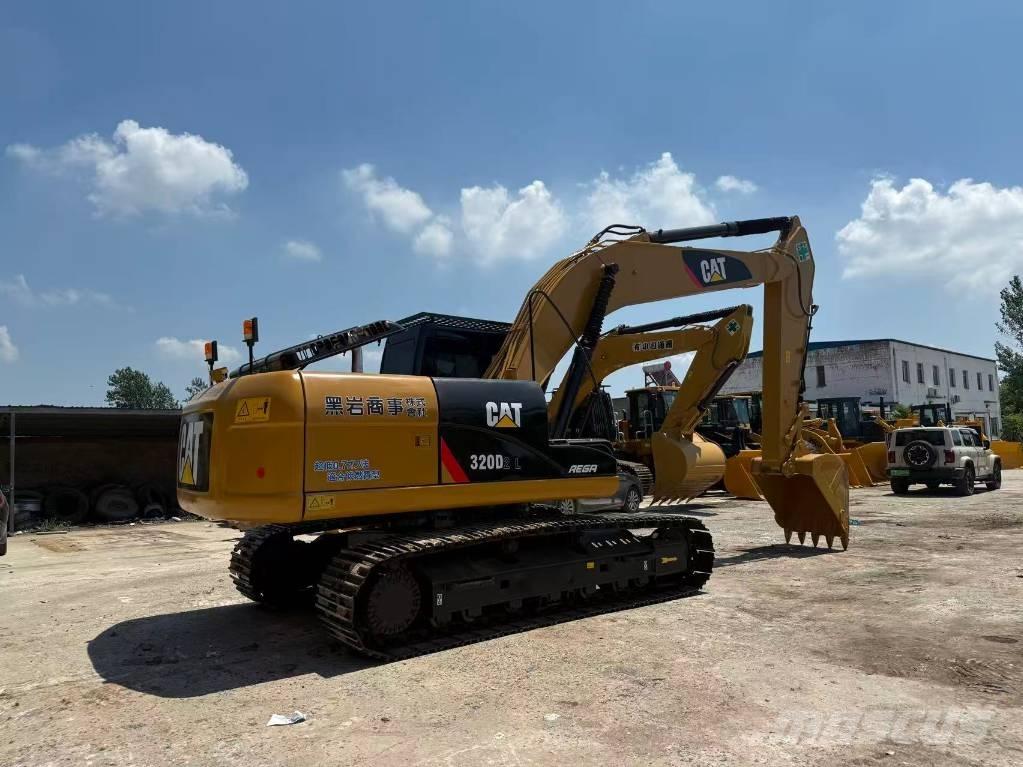 CAT 320 D حفارات زحافة