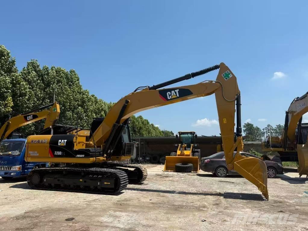 CAT 320 D حفارات زحافة