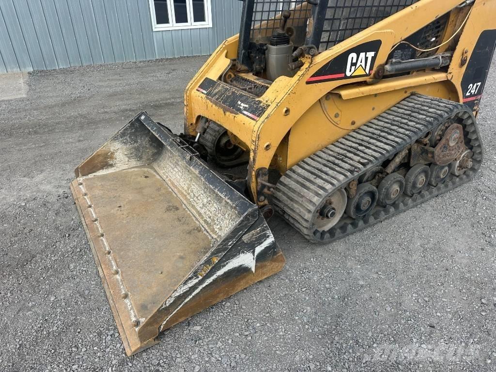 CAT 247 لوادر انزلاقية التوجيه