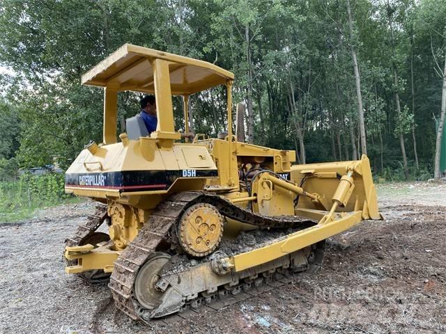 CAT D 5 H بلدوزرات مجنزرة