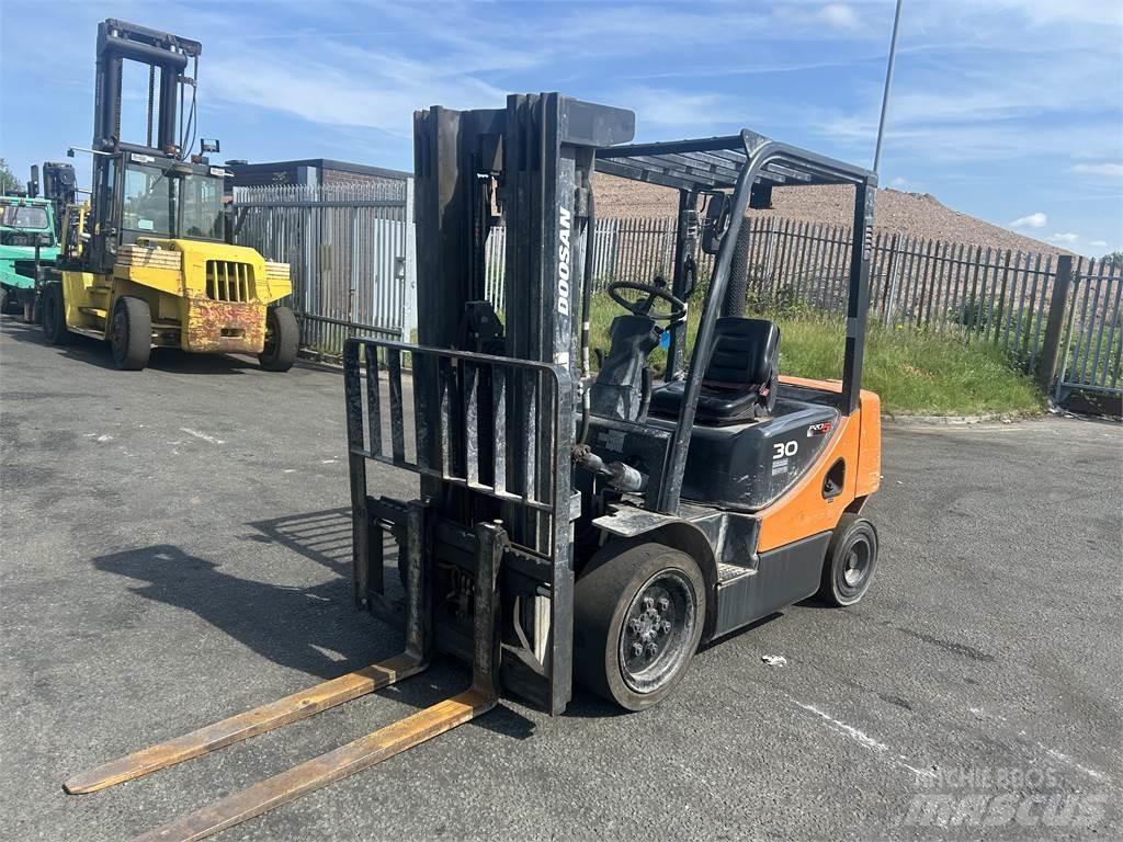 Doosan D30S-5 شاحنات الديزل