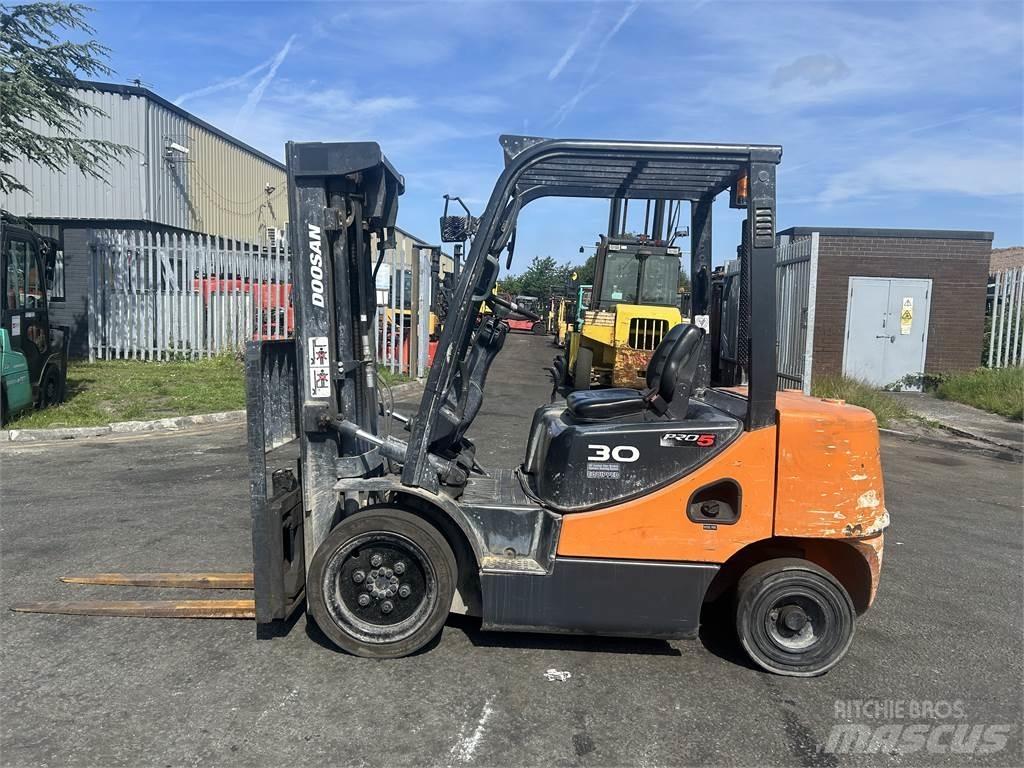 Doosan D30S-5 شاحنات الديزل