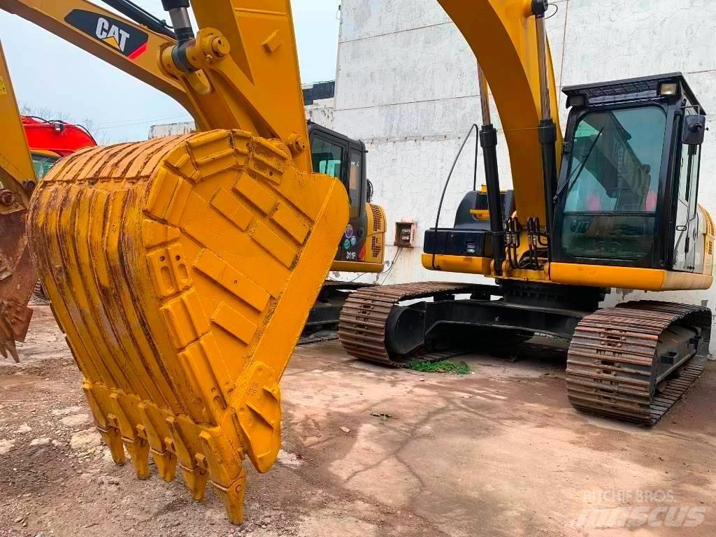 Carter 323 D2L حفارات زحافة