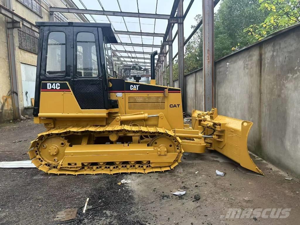 CAT D 4 C بلدوزرات مجنزرة