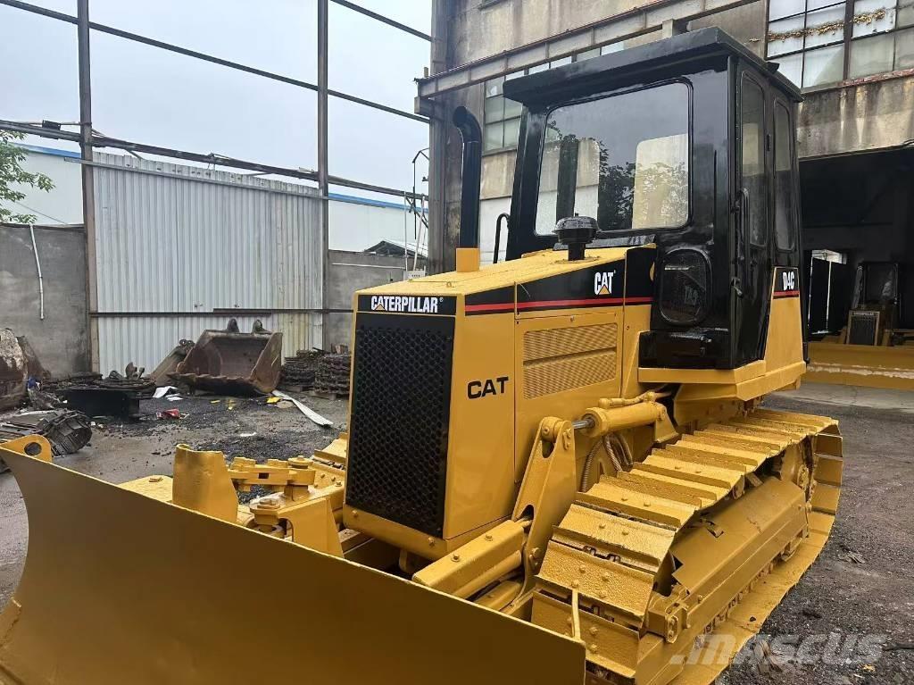 CAT D 4 C بلدوزرات مجنزرة